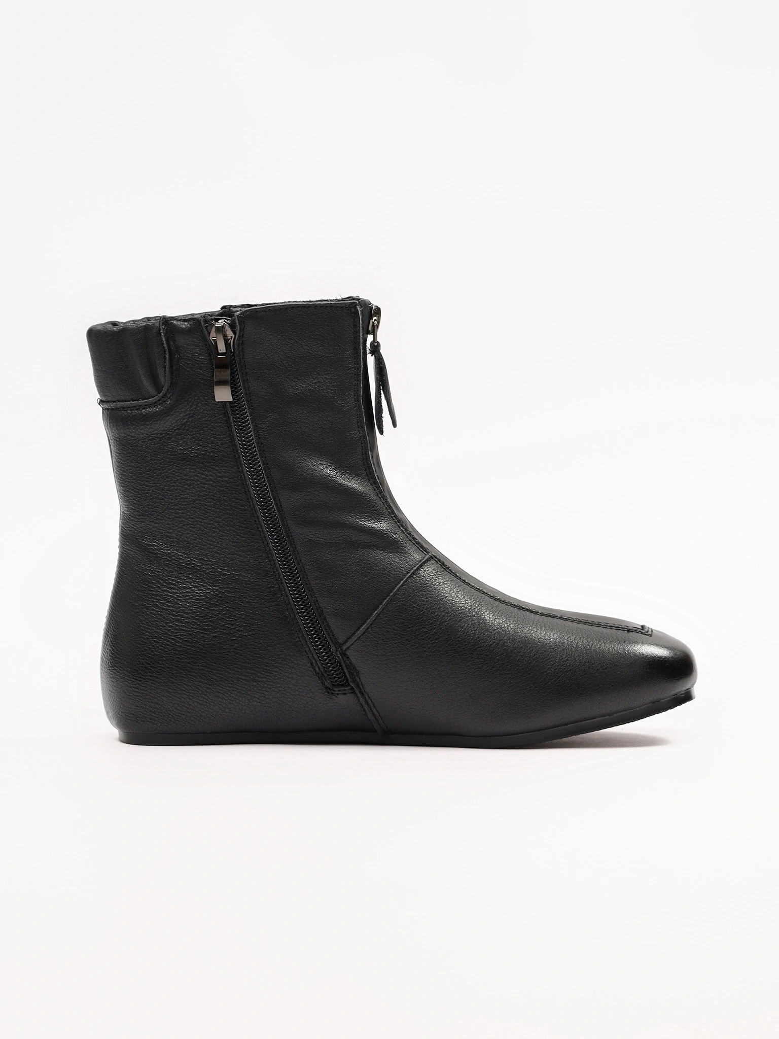 Ботинки черного цвета с декоративным замком спереди